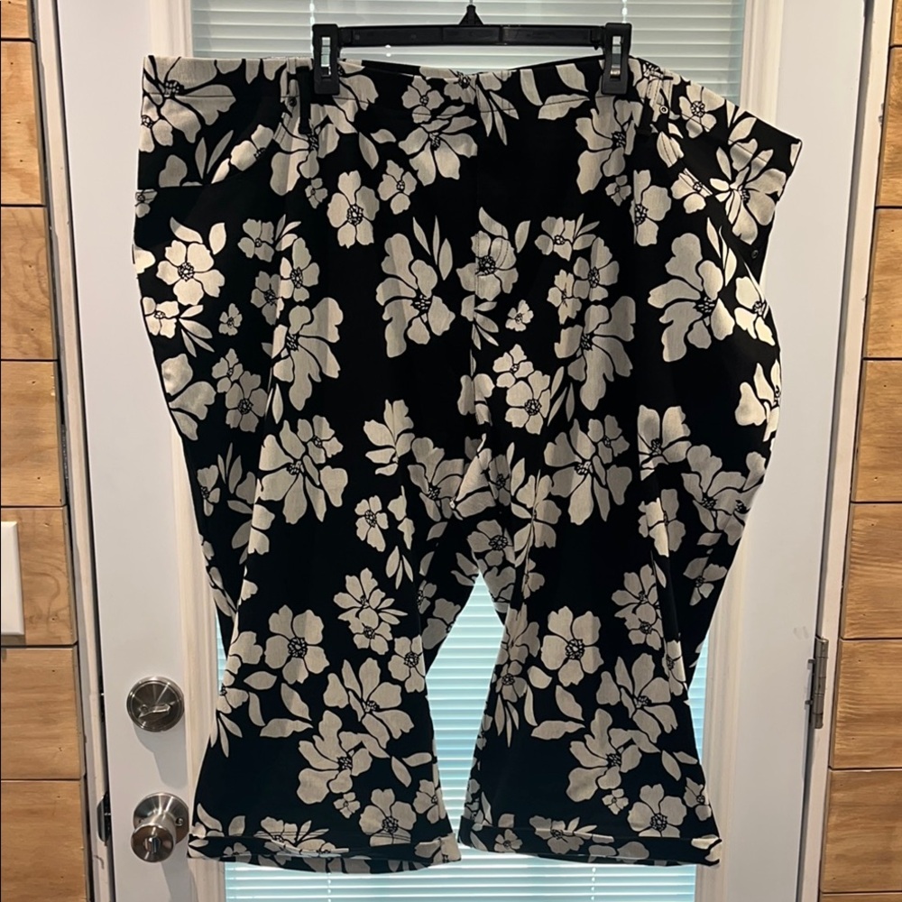 Terra & Sky Floral Print Capris in Black and Cream